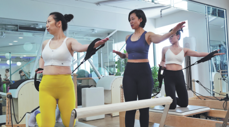 Ženske se tražilice prakticiraju pilates u studiju.